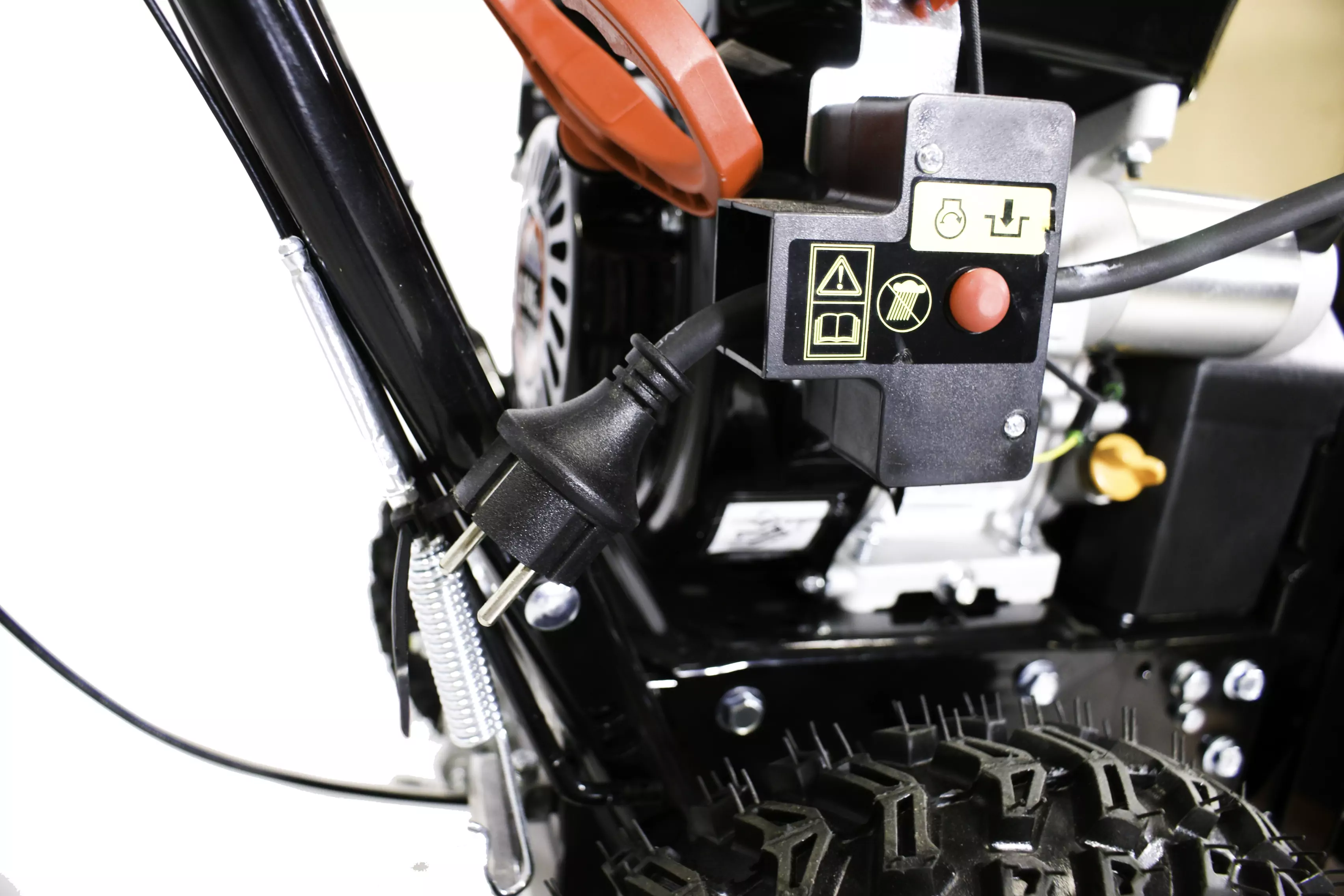 Машина подметальная HAITEC HT-KF196SET3 бензиновая 3.9 кВт. 60 см со скребком и контейнером