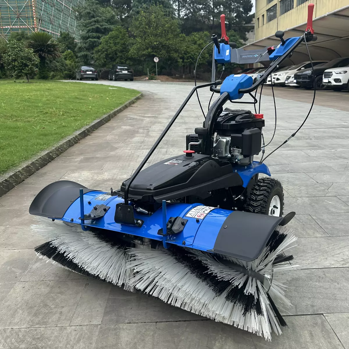 Машина подметальная бензиновая HAITEC HT-KF196100 6 л.с./4,6 кВт, 100 см